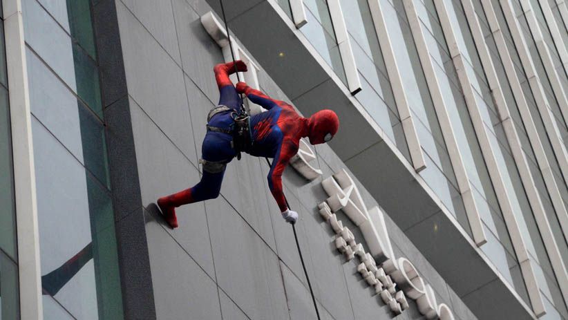 Aksi Seru Superhero Panjat Dinding The Alana Surabaya Hotel - Bagian 2