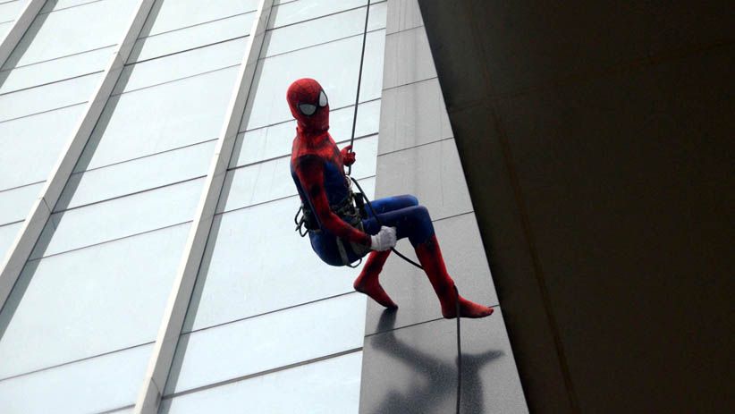 Aksi Seru Superhero Panjat Dinding The Alana Surabaya Hotel - Bagian 3