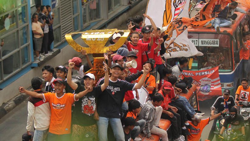 Pawai Kemenangan Persija bersama Ribuan Jakmania Menuju Balai Kota - Bagian 5