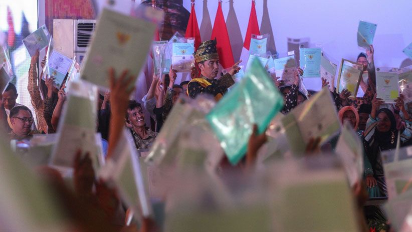 Presiden Jokowi Serahkan Sertifkat Tanah kepada Warga Riau - Bagian 2