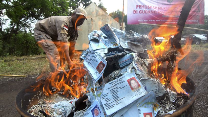 Kemendagri Musnahkan 1,3 Juta E-KTP Rusak - Bagian 1