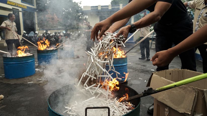 Bea Cukai Musnahkan Ratusan Ribu Batang Rokok Senilai Rp116 Juta - Bagian 1