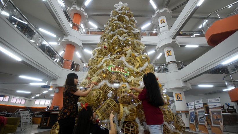 Pohon Natal di Surabaya Terbuat dari 219 Kurungan Ayam - Bagian 1