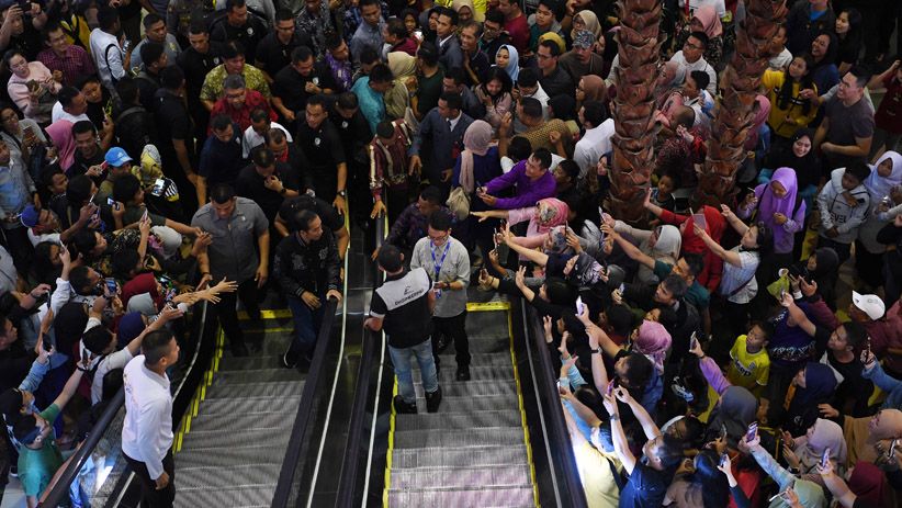 Jokowi Malam Minggu di Pasar Segar, Lihat Produk Anak Muda Makassar - Bagian 4