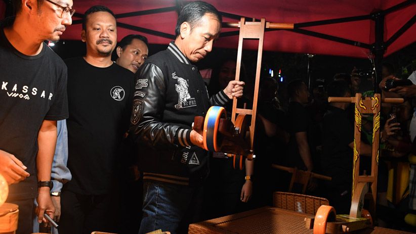 Jokowi Malam Minggu di Pasar Segar, Lihat Produk Anak Muda Makassar - Bagian 1