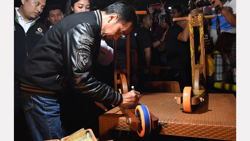 Jokowi Malam Minggu di Pasar Segar, Lihat Produk Anak Muda Makassar - Bagian 3