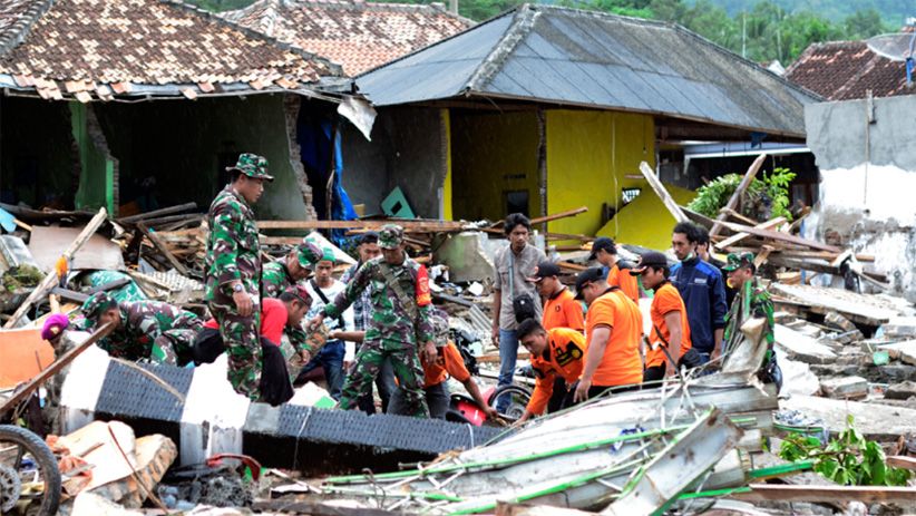 Tim SAR Gabungan Cari Korban Tsunami Lampung di Reruntuhan Bangunan - Bagian 2