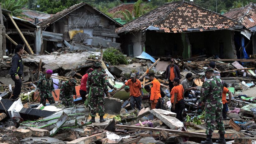 Tim SAR Gabungan Cari Korban Tsunami Lampung di Reruntuhan Bangunan - Bagian 1