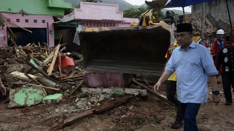 Tim SAR Gabungan Cari Korban Tsunami Lampung di Reruntuhan Bangunan - Bagian 4