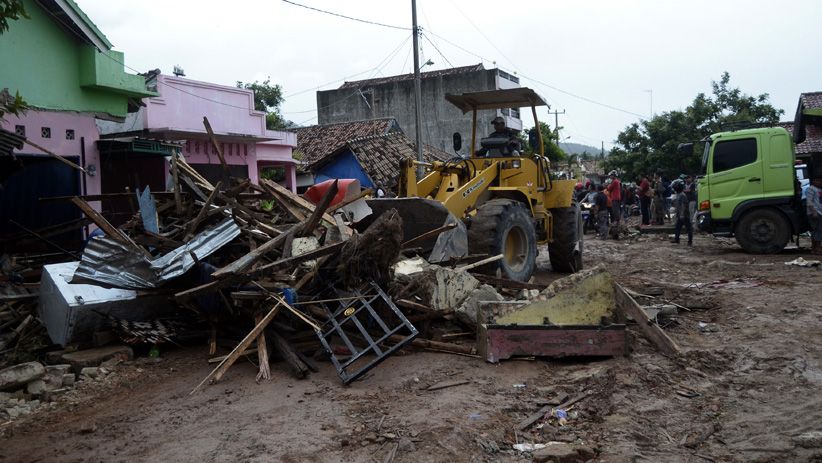 Tim SAR Gabungan Cari Korban Tsunami Lampung di Reruntuhan Bangunan - Bagian 3