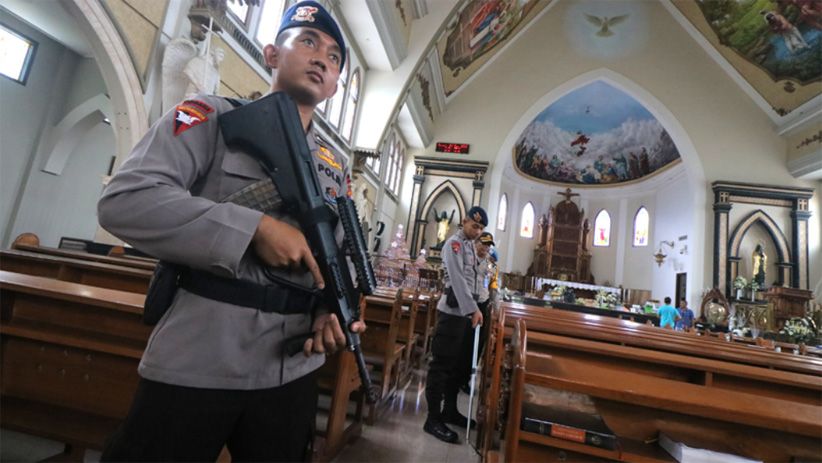 Jelang Natal, Tim Penjinak Bom Polda Jatim Sterilisasi Gereja di Surabaya - Bagian 1