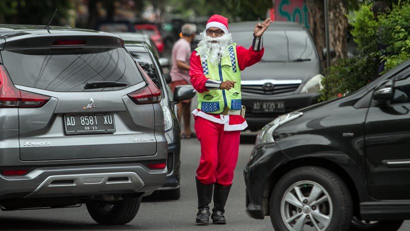 Aksi Sinterklas Atur Lalu Lintas Kota Solo - Bagian 1