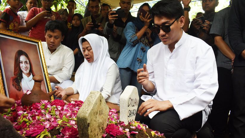 Ratusan Warga Iringi Pemakaman Dylan Sahara, Istri Ifan Seventeen - Bagian 1