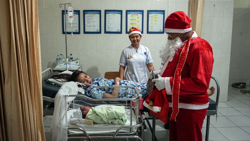 Sinterklas Bagikan Bingkisan Natal dan Hibur Pasien di Solo - Bagian 2