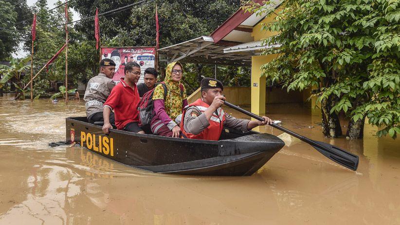 Tim SAR Gabungan Evakuasi Korban Banjir di Labuan  - Bagian 4