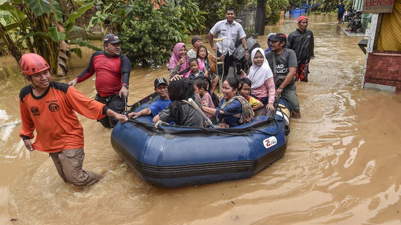 Tim SAR Gabungan Evakuasi Korban Banjir di Labuan  - Bagian 1