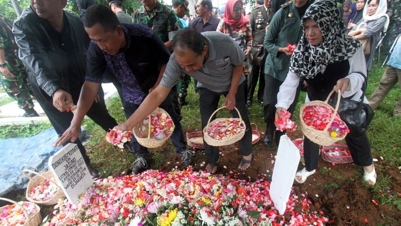 Letkol Dono Kuspriyanto Dikebumikan di Pemakaman Pahlawan Dreded - Bagian 4