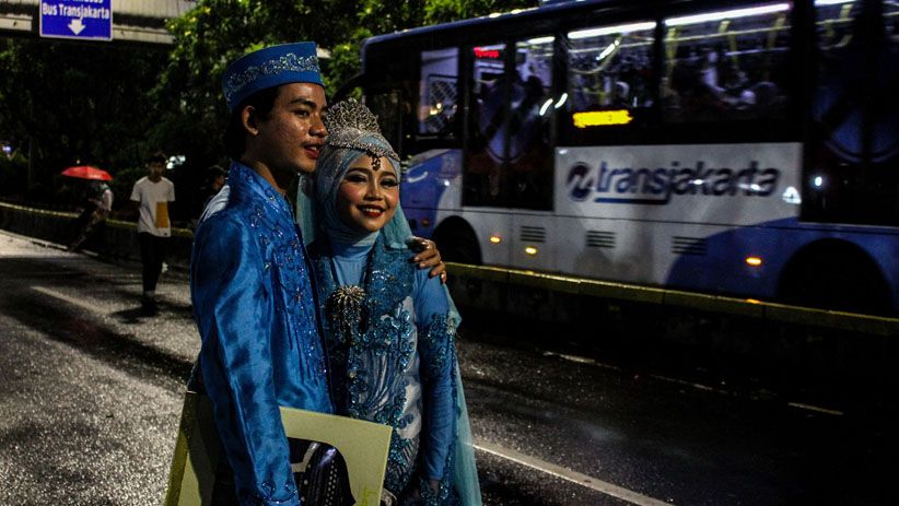 Momen Bahagia Pasangan Nikah Massal di Malam Tahun Baru - Bagian 1