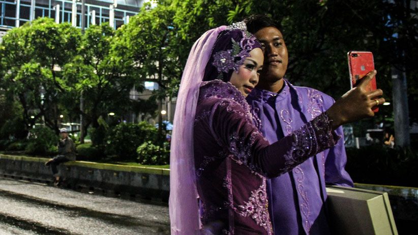 Momen Bahagia Pasangan Nikah Massal di Malam Tahun Baru - Bagian 3