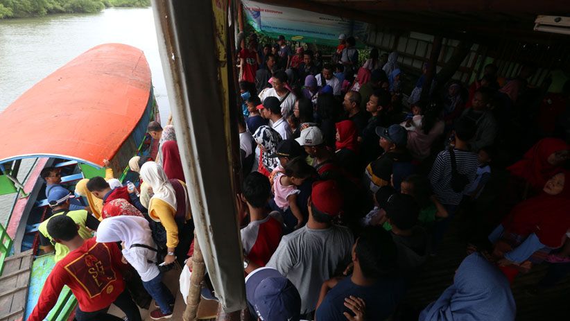 Libur Tahun Baru, Hutan Mangrove Wonorejo Dipenuhi Pengunjung - Bagian 1