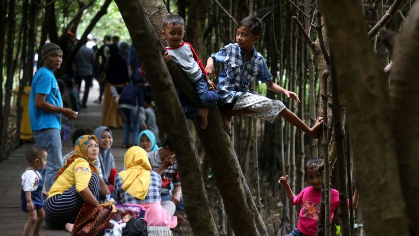 Libur Tahun Baru, Hutan Mangrove Wonorejo Dipenuhi Pengunjung - Bagian 6