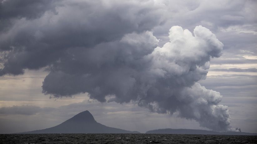 Melihat Erupsi Gunung Anak Krakatau dari KRI Torani 860