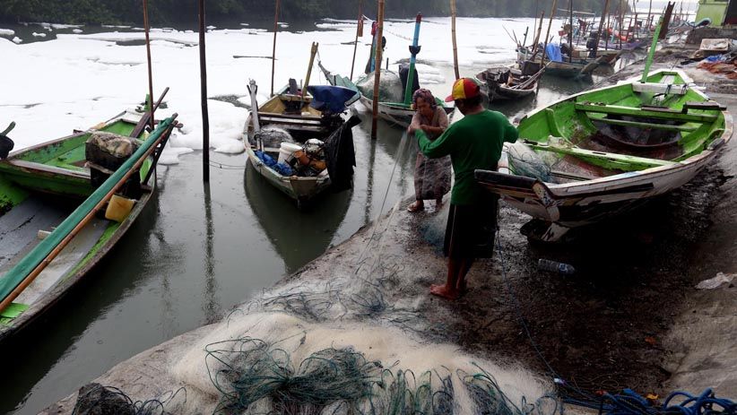Tercemar, Muara Sungai Tambak Wedi Surabaya Dipenuhi Busa Tebal - Bagian 3