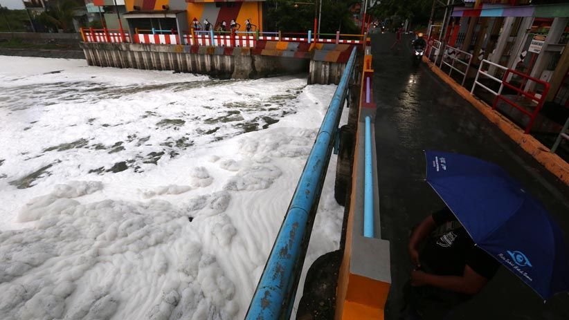 Tercemar, Muara Sungai Tambak Wedi Surabaya Dipenuhi Busa Tebal - Bagian 4
