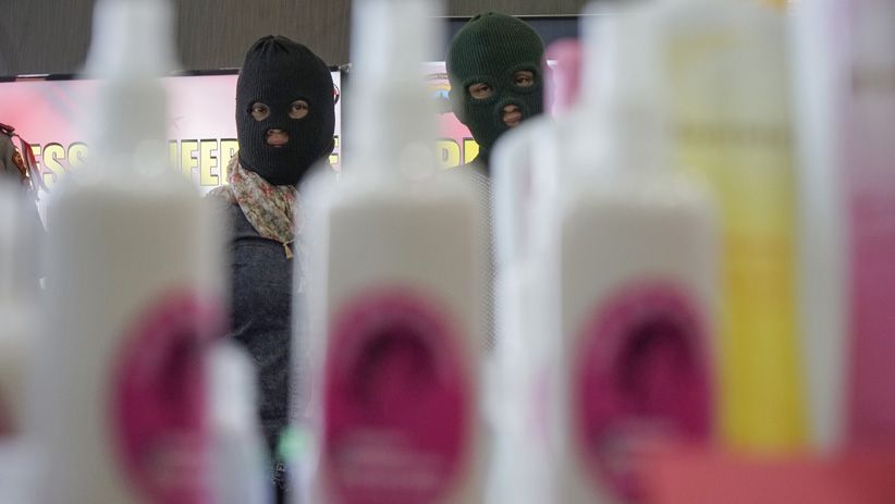 Polisi Bongkar Praktik Klinik Kecantikan Ilegal Jual Kosmetik Oplosan - Bagian 2