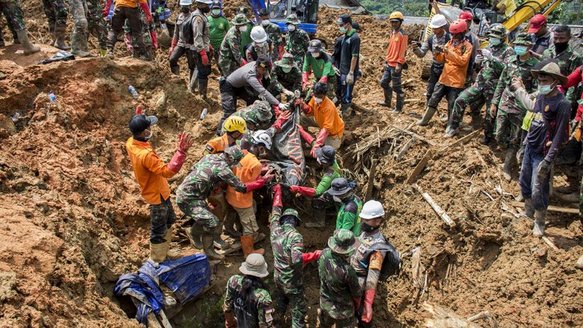 Tim SAR Temukan 6 Jenazah Korban Longsor Sukabumi - Bagian 1