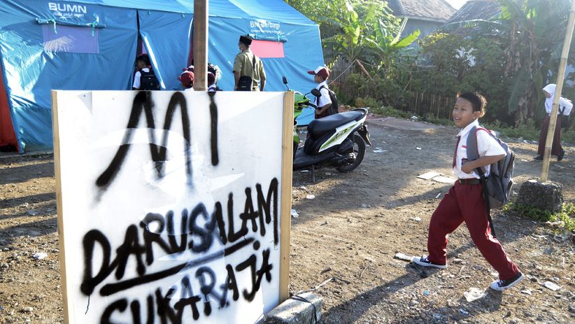 Hari Pertama Sekolah Pascatsunami Lampung, Murid Belajar di Tenda Darurat - Bagian 3