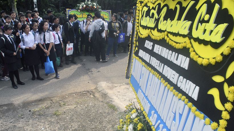 Bima Arya Ikut Tabur Bunga di Lokasi Penusukan Siswi SMK Baranangsiang - Bagian 3