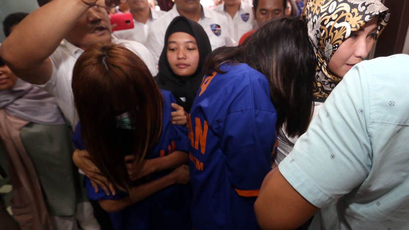 Ini Dia 2 Tersangka Muncikari Artis Beserta Barang Bukti Prostitusi - Bagian 1