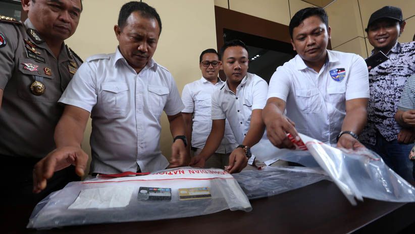 Ini Dia 2 Tersangka Muncikari Artis Beserta Barang Bukti Prostitusi - Bagian 6