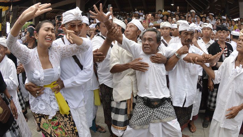Warga Bali Kesurupan Menusukkan Keris ke Tubuh saat Tradisi Ngerebong - Bagian 2