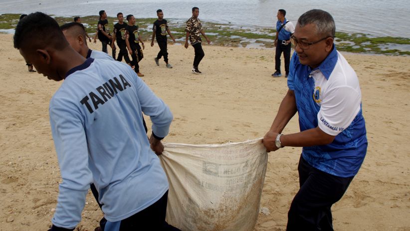 Aksi Bersih-Bersih Pantai Pasing Panjang Peringati Hari Dharma Samudera - Bagian 3