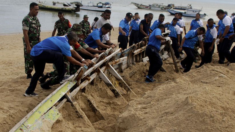 Aksi Bersih-Bersih Pantai Pasing Panjang Peringati Hari Dharma Samudera - Bagian 2
