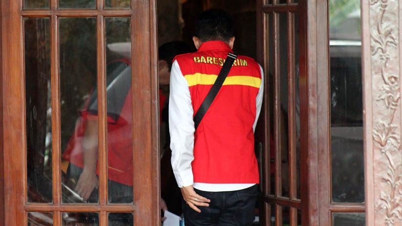 Rumah Eks Exco PSSI Hidayat Digeledah Satgas Antimafia Bola - Bagian 1