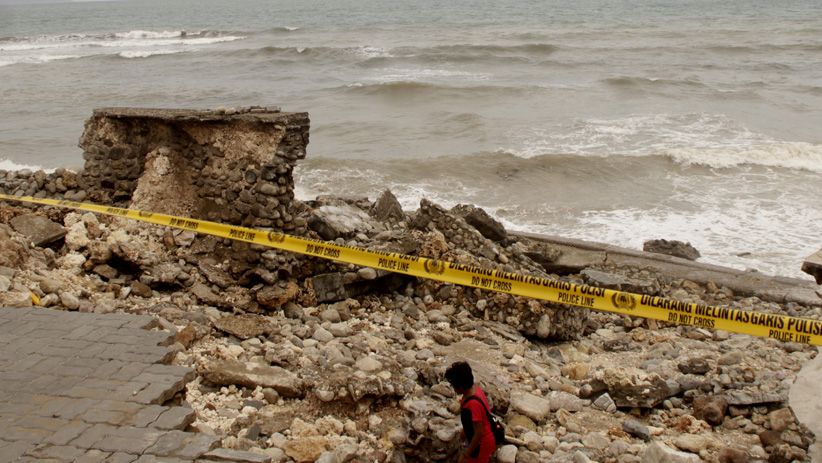 Kawasan Wisata di Pantai Kupang Hancur akibat Gelombang Tinggi - Bagian 3