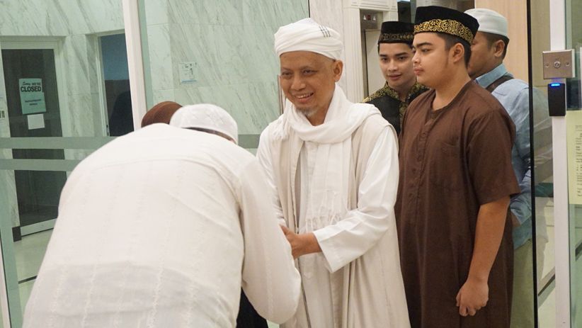 Kondisi Membaik, Ustaz Arifin Ilham Salat Subuh Berjamaah di Masjid Penang - Bagian 2