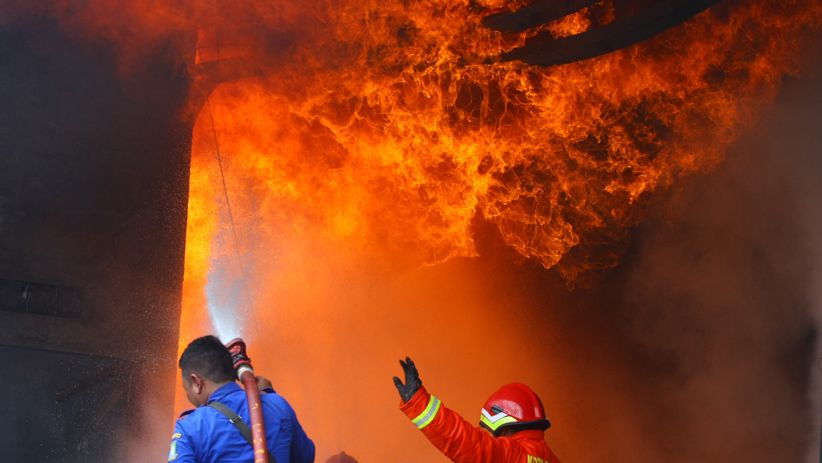 Pabrik Kasur Busa di Tangerang Ludes Terbakar - Bagian 1