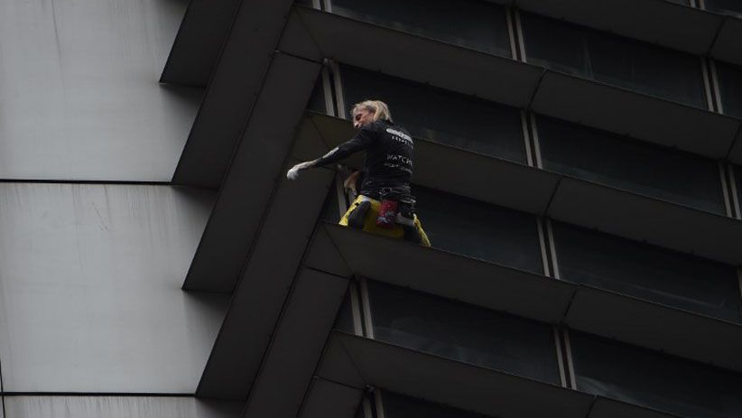 Aksi Menegangkan Spiderman Prancis Panjat Gedung Tertinggi di Manila - Bagian 1