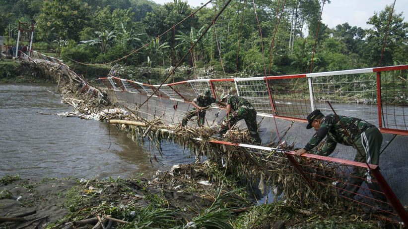 Jembatan Rusak Diterjang Banjir, Akses Dua Desa di Sleman Putus