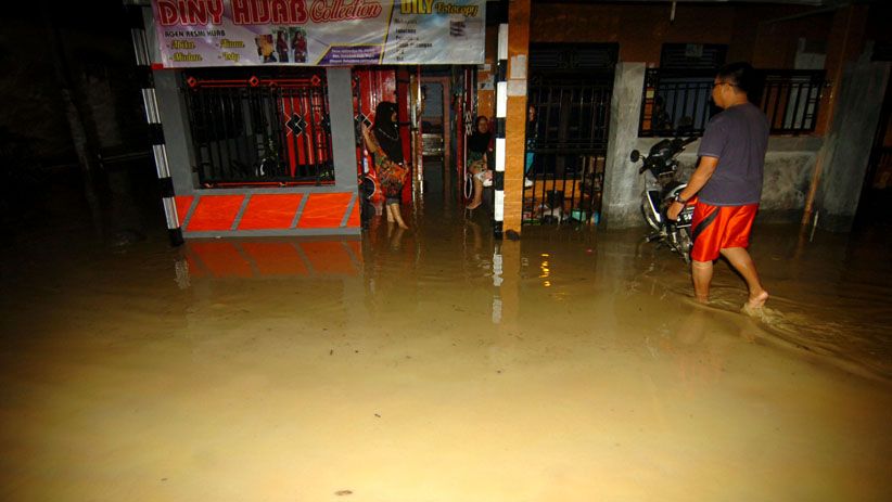 Sungai Cenang Meluap, Ratusan Rumah di Tegal Terendam Banjir - Bagian 1