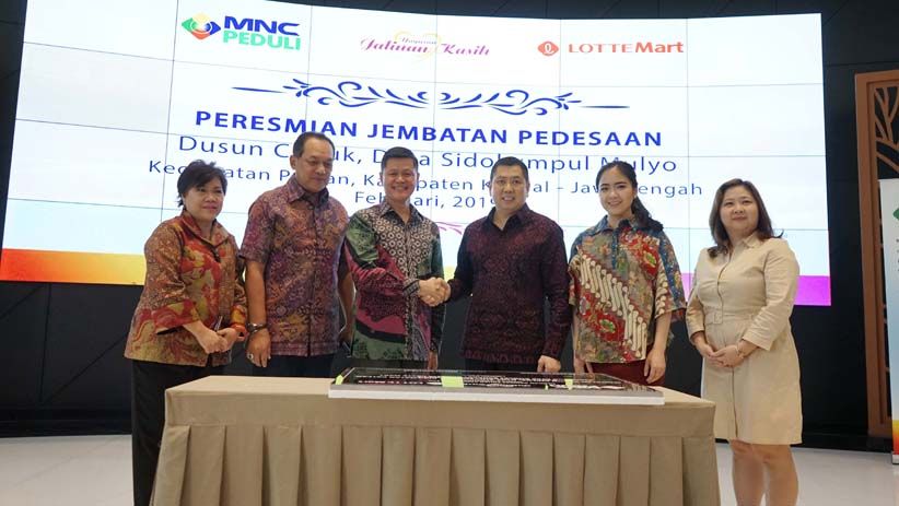 Tandai Pembangunan Jembatan Dusun Cipluk, MNC Peduli dan Lotte Mart Pasang Prasasti - Bagian 1
