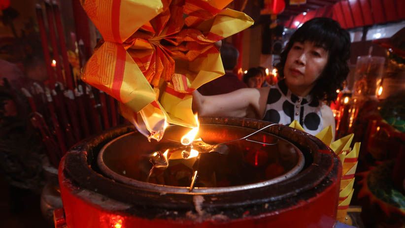 Warga Keturunan Tionghoa Surabaya Berebut Angpao dari Dewa Rezeki - Bagian 6