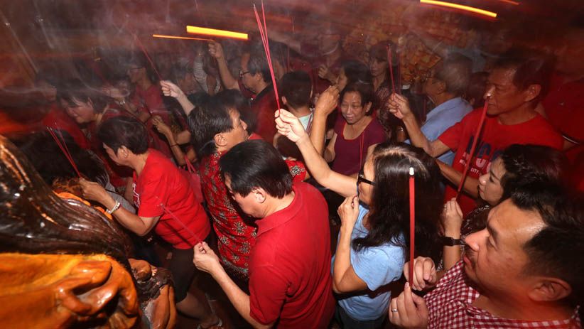 Warga Keturunan Tionghoa Surabaya Berebut Angpao dari Dewa Rezeki - Bagian 3