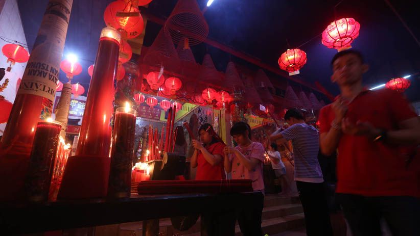 Warga Keturunan Tionghoa Surabaya Berebut Angpao dari Dewa Rezeki - Bagian 5