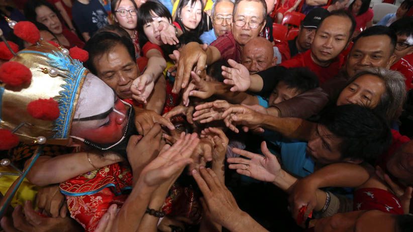 Warga Keturunan Tionghoa Surabaya Berebut Angpao dari Dewa Rezeki - Bagian 1