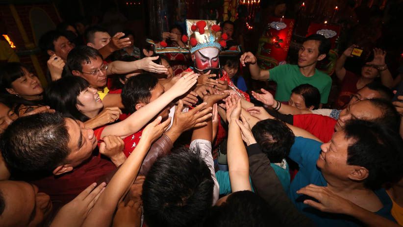 Warga Keturunan Tionghoa Surabaya Berebut Angpao dari Dewa Rezeki - Bagian 2